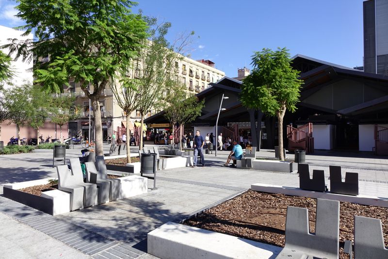 <div class='imageHoverDetail'>
             <p class='imageHoverTitle twoLineBreak'>Plaça de la Gardunya. Zona de bancs</p>
             <p class='imageHoverAutor oneLineBreak'>Autor: Vicente Zambrano González</p>
             <button class='imageHoverBtn'>Mostra els detalls de la imatge <span class='sr-only'>Plaça de la Gardunya. Zona de bancs</span></button>
             </div>