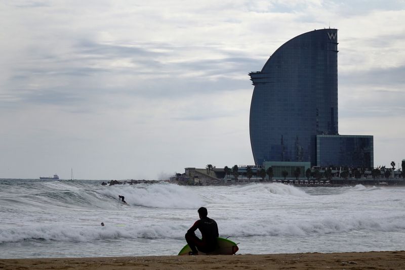 <div class='imageHoverDetail'>
             <p class='imageHoverTitle twoLineBreak'>Platja de Sant Sebastià. Surfista assegut a la sorra</p>
             <p class='imageHoverAutor oneLineBreak'>Autor: Vicente Zambrano González</p>
             <button class='imageHoverBtn'>Mostra els detalls de la imatge <span class='sr-only'>Platja de Sant Sebastià. Surfista assegut a la sorra</span></button>
             </div>