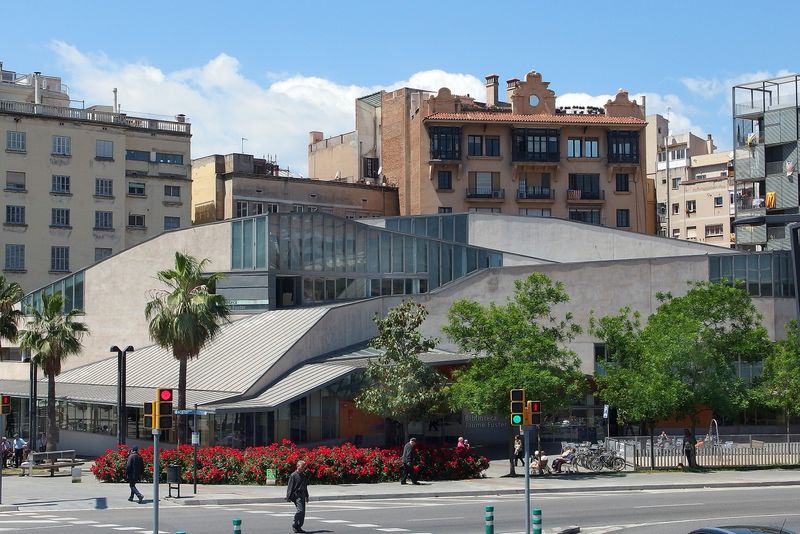 <div class='imageHoverDetail'>
             <p class='imageHoverTitle twoLineBreak'>Biblioteca Jaume Fuster.  Edifici vist des de la plaça de Lesseps</p>
             <p class='imageHoverAutor oneLineBreak'>Autor: Vicente Zambrano González</p>
             <button class='imageHoverBtn'>Mostra els detalls de la imatge <span class='sr-only'>Biblioteca Jaume Fuster.  Edifici vist des de la plaça de Lesseps</span></button>
             </div>