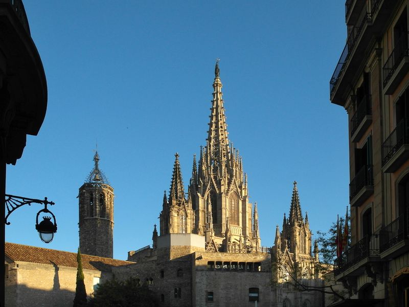 <div class='imageHoverDetail'>
             <p class='imageHoverTitle twoLineBreak'>Torres i cimbori de la Catedral de Barcelona</p>
             <p class='imageHoverAutor oneLineBreak'>Autor: Vicente Zambrano González</p>
             <button class='imageHoverBtn'>Mostra els detalls de la imatge <span class='sr-only'>Torres i cimbori de la Catedral de Barcelona</span></button>
             </div>