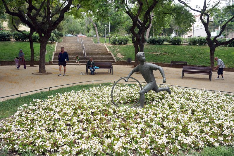 <div class='imageHoverDetail'>
             <p class='imageHoverTitle twoLineBreak'>Parc del Guinardó. Escultura El nen de la rutlla</p>
             <p class='imageHoverAutor oneLineBreak'>Autor: Vicente Zambrano González</p>
             <button class='imageHoverBtn'>Mostra els detalls de la imatge <span class='sr-only'>Parc del Guinardó. Escultura El nen de la rutlla</span></button>
             </div>