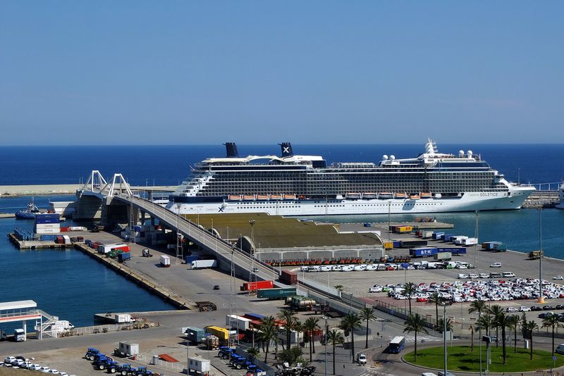 <div class='imageHoverDetail'>
             <p class='imageHoverTitle twoLineBreak'>Grans creuers atracats al Port de Barcelona</p>
             <p class='imageHoverAutor oneLineBreak'>Autor: Vicente Zambrano González</p>
             <button class='imageHoverBtn'>Mostra els detalls de la imatge <span class='sr-only'>Grans creuers atracats al Port de Barcelona</span></button>
             </div>