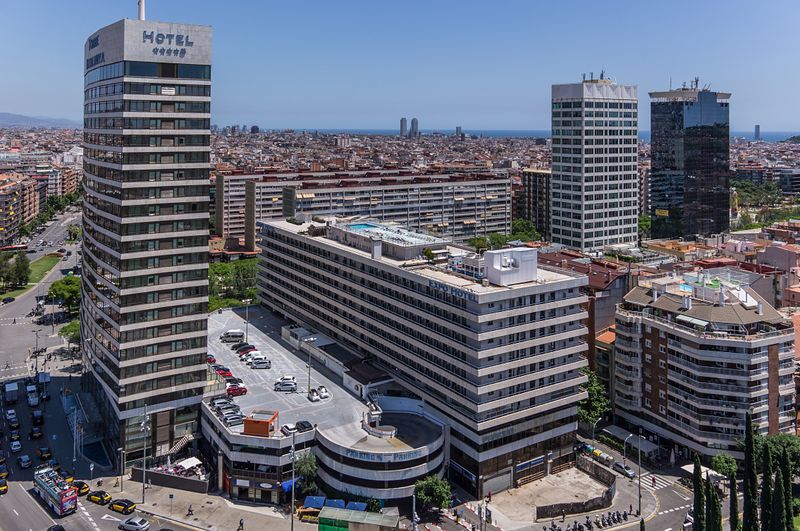 <div class='imageHoverDetail'>
             <p class='imageHoverTitle twoLineBreak'>Vista aèria del carrer de Tarragona i voltants de l'estació de Sants</p>
             <p class='imageHoverAutor oneLineBreak'>Autor: AL PHT Air Picture TAVISA</p>
             <button class='imageHoverBtn'>Mostra els detalls de la imatge <span class='sr-only'>Vista aèria del carrer de Tarragona i voltants de l'estació de Sants</span></button>
             </div>