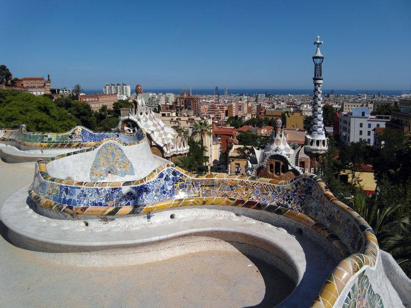 <div class='imageHoverDetail'>
             <p class='imageHoverTitle twoLineBreak'>Park Güell. Banc</p>
             <p class='imageHoverAutor oneLineBreak'>Autor: Vicente Zambrano González</p>
             <button class='imageHoverBtn'>Mostra els detalls de la imatge <span class='sr-only'>Park Güell. Banc</span></button>
             </div>