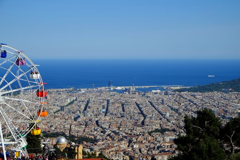 <div class='imageHoverDetail'>
             <p class='imageHoverTitle twoLineBreak'>Vistes de Barcelona des del Parc d'Atraccions del Tibidabo</p>
             <p class='imageHoverAutor oneLineBreak'>Autor: Vicente Zambrano González</p>
             <button class='imageHoverBtn'>Mostra els detalls de la imatge <span class='sr-only'>Vistes de Barcelona des del Parc d'Atraccions del Tibidabo</span></button>
             </div>