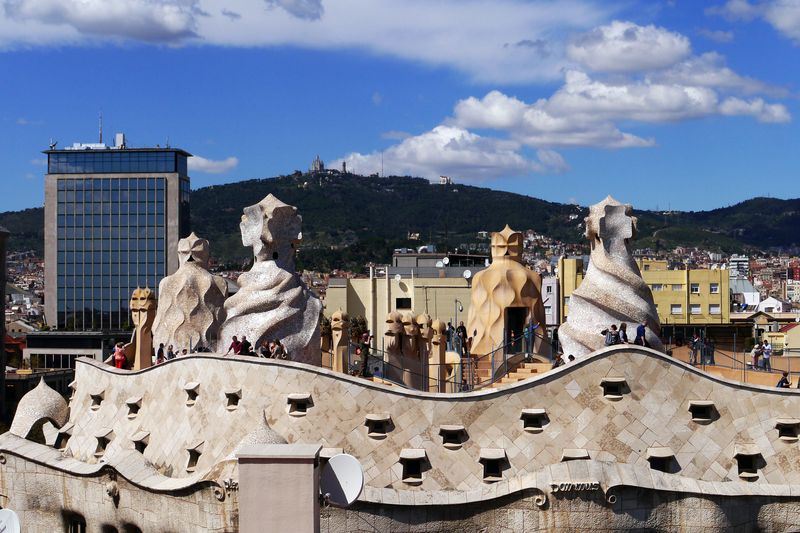 <div class='imageHoverDetail'>
             <p class='imageHoverTitle twoLineBreak'>Casa Milà - la Pedrera. Terrat amb vistes al Tibidabo</p>
             <p class='imageHoverAutor oneLineBreak'>Autor: Vicente Zambrano González</p>
             <button class='imageHoverBtn'>Mostra els detalls de la imatge <span class='sr-only'>Casa Milà - la Pedrera. Terrat amb vistes al Tibidabo</span></button>
             </div>