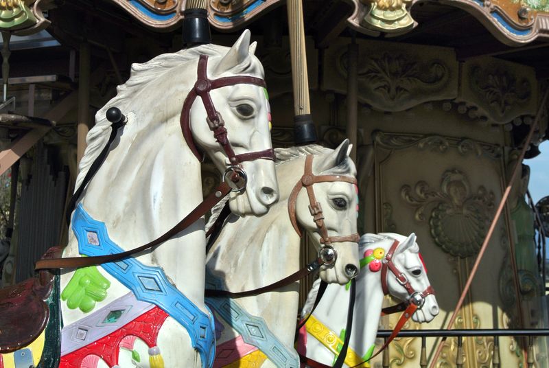 <div class='imageHoverDetail'>
             <p class='imageHoverTitle twoLineBreak'>Parc d'atraccions Tibidabo. Cavallets del Carrousel</p>
             <p class='imageHoverAutor oneLineBreak'>Autor: Vicente Zambrano González</p>
             <button class='imageHoverBtn'>Mostra els detalls de la imatge <span class='sr-only'>Parc d'atraccions Tibidabo. Cavallets del Carrousel</span></button>
             </div>