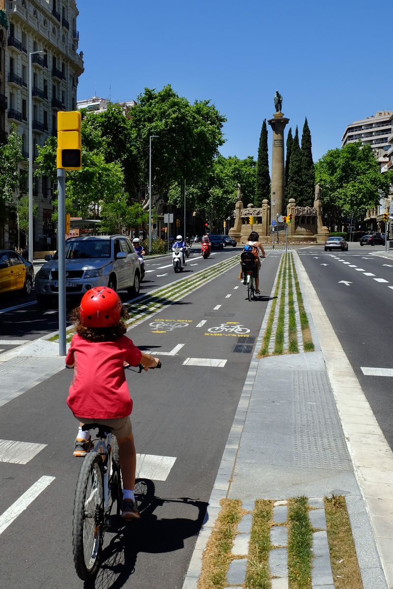 <div class='imageHoverDetail'>
             <p class='imageHoverTitle twoLineBreak'>Passeig de Sant Joan. Carrils bici</p>
             <p class='imageHoverAutor oneLineBreak'>Autor: Vicente Zambrano González</p>
             <button class='imageHoverBtn'>Mostra els detalls de la imatge <span class='sr-only'>Passeig de Sant Joan. Carrils bici</span></button>
             </div>