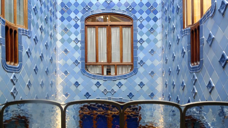 <div class='imageHoverDetail'>
             <p class='imageHoverTitle twoLineBreak'>Celobert de la Casa Batlló</p>
             <p class='imageHoverAutor oneLineBreak'>Autor: Vicente Zambrano González</p>
             <button class='imageHoverBtn'>Mostra els detalls de la imatge <span class='sr-only'>Celobert de la Casa Batlló</span></button>
             </div>