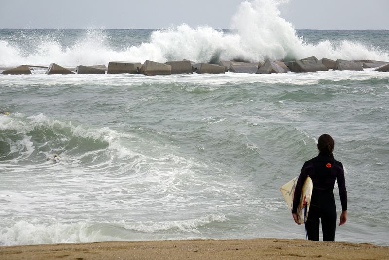 <div class='imageHoverDetail'>
             <p class='imageHoverTitle twoLineBreak'>Platja de Sant Sebastià. Surfista</p>
             <p class='imageHoverAutor oneLineBreak'>Autor: Vicente Zambrano González</p>
             <button class='imageHoverBtn'>Mostra els detalls de la imatge <span class='sr-only'>Platja de Sant Sebastià. Surfista</span></button>
             </div>