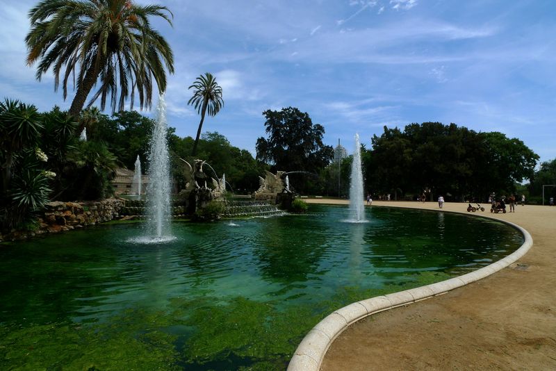 <div class='imageHoverDetail'>
             <p class='imageHoverTitle twoLineBreak'>Cascada monumental del parc de la Ciutadella</p>
             <p class='imageHoverAutor oneLineBreak'>Autor: Vicente Zambrano González</p>
             <button class='imageHoverBtn'>Mostra els detalls de la imatge <span class='sr-only'>Cascada monumental del parc de la Ciutadella</span></button>
             </div>