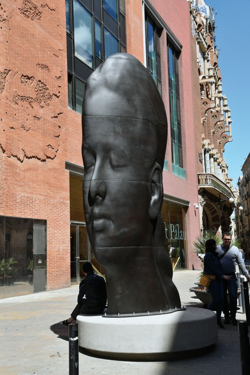 <div class='imageHoverDetail'>
             <p class='imageHoverTitle twoLineBreak'>Escultura Carmela, de Jaume Plensa</p>
             <p class='imageHoverAutor oneLineBreak'>Autor: Antonio Lajusticia Bueno</p>
             <button class='imageHoverBtn'>Mostra els detalls de la imatge <span class='sr-only'>Escultura Carmela, de Jaume Plensa</span></button>
             </div>