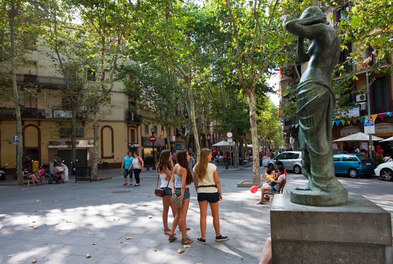 <div class='imageHoverDetail'>
             <p class='imageHoverTitle twoLineBreak'>Rambla del Poblenou. Escultura L'Adolescent. Al cant popular, de Martí Llauradó</p>
             <p class='imageHoverAutor oneLineBreak'>Autor: Pepe Navarro</p>
             <button class='imageHoverBtn'>Mostra els detalls de la imatge <span class='sr-only'>Rambla del Poblenou. Escultura L'Adolescent. Al cant popular, de Martí Llauradó</span></button>
             </div>