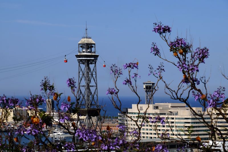 <div class='imageHoverDetail'>
             <p class='imageHoverTitle twoLineBreak'>Vistes del telefèric i del port de Barcelona des del Mirador del Poble-sec. T...</p>
             <p class='imageHoverAutor oneLineBreak'>Autor: Vicente Zambrano González</p>
             <button class='imageHoverBtn'>Mostra els detalls de la imatge <span class='sr-only'>Vistes del telefèric i del port de Barcelona des del Mirador del Poble-sec. T...</span></button>
             </div>