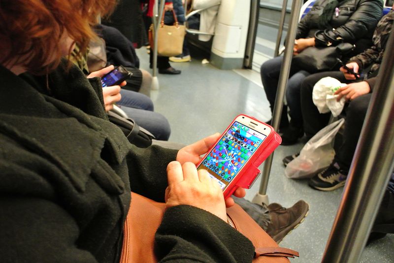 <div class='imageHoverDetail'>
             <p class='imageHoverTitle twoLineBreak'>Telèfon mòbil al metro. Dona jugant al Candy Crush</p>
             <p class='imageHoverAutor oneLineBreak'>Autor: Vicente Zambrano González</p>
             <button class='imageHoverBtn'>Mostra els detalls de la imatge <span class='sr-only'>Telèfon mòbil al metro. Dona jugant al Candy Crush</span></button>
             </div>