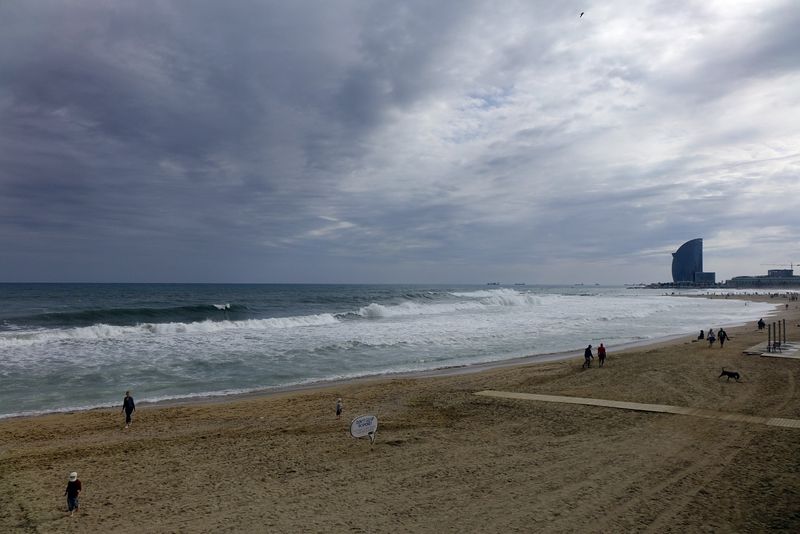 <div class='imageHoverDetail'>
             <p class='imageHoverTitle twoLineBreak'>Vistes de la platja i del mar a la tardor. Hotel W al fons</p>
             <p class='imageHoverAutor oneLineBreak'>Autor: Vicente Zambrano González</p>
             <button class='imageHoverBtn'>Mostra els detalls de la imatge <span class='sr-only'>Vistes de la platja i del mar a la tardor. Hotel W al fons</span></button>
             </div>