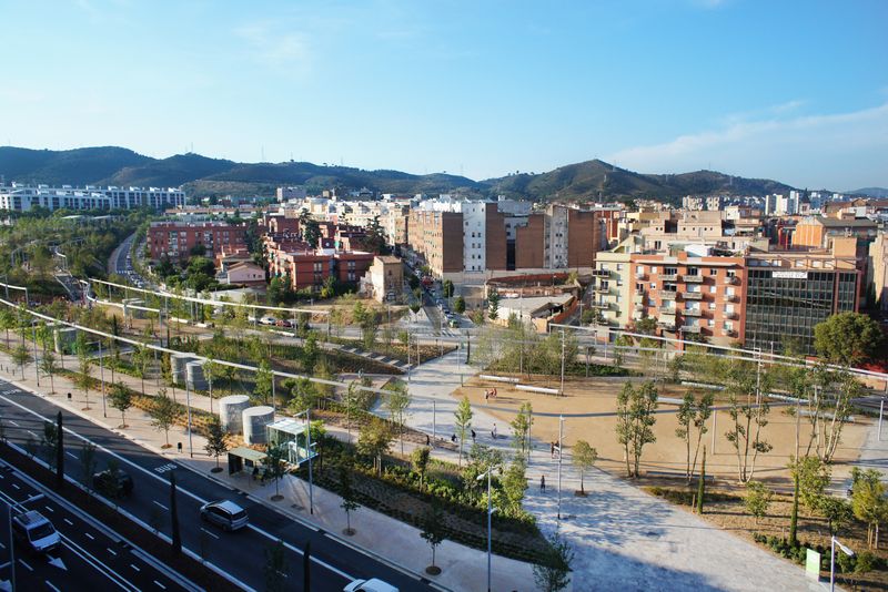 <div class='imageHoverDetail'>
             <p class='imageHoverTitle twoLineBreak'>Parc de les Rieres d'Horta. Vista aèria</p>
             <p class='imageHoverAutor oneLineBreak'>Autor: Vicente Zambrano González</p>
             <button class='imageHoverBtn'>Mostra els detalls de la imatge <span class='sr-only'>Parc de les Rieres d'Horta. Vista aèria</span></button>
             </div>