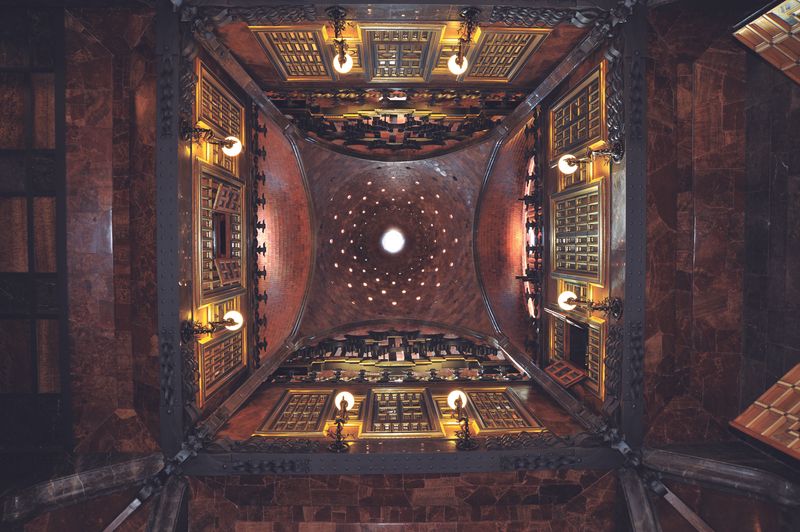 <div class='imageHoverDetail'>
             <p class='imageHoverTitle twoLineBreak'>Palau Güell. Interior de la cúpula central</p>
             <p class='imageHoverAutor oneLineBreak'>Autor: Antonio Lajusticia Bueno</p>
             <button class='imageHoverBtn'>Mostra els detalls de la imatge <span class='sr-only'>Palau Güell. Interior de la cúpula central</span></button>
             </div>