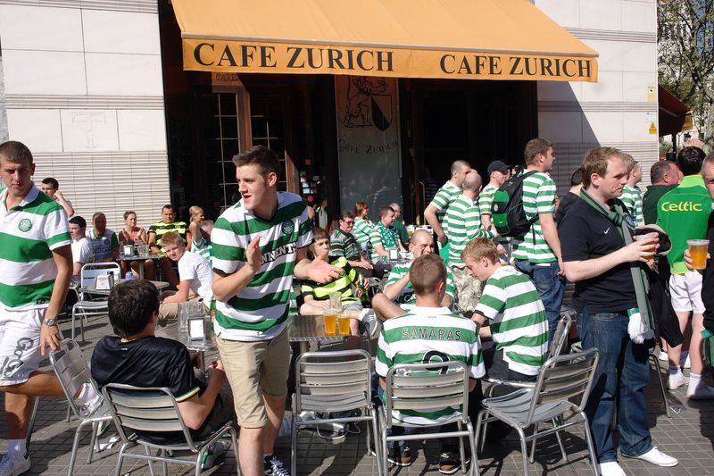 <div class='imageHoverDetail'>
             <p class='imageHoverTitle twoLineBreak'>Seguidors del Celtic FC al Cafè Zurich</p>
             <p class='imageHoverAutor oneLineBreak'>Autor: Vicente Zambrano González</p>
             <button class='imageHoverBtn'>Mostra els detalls de la imatge <span class='sr-only'>Seguidors del Celtic FC al Cafè Zurich</span></button>
             </div>