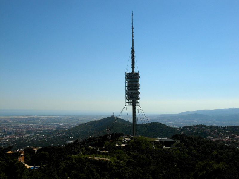 <div class='imageHoverDetail'>
             <p class='imageHoverTitle twoLineBreak'>Torre de Collserola</p>
             <p class='imageHoverAutor oneLineBreak'>Autor: Vicente Zambrano González</p>
             <button class='imageHoverBtn'>Mostra els detalls de la imatge <span class='sr-only'>Torre de Collserola</span></button>
             </div>