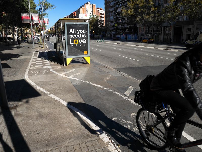 <div class='imageHoverDetail'>
             <p class='imageHoverTitle twoLineBreak'>Avinguda Meridiana, tram entre els carrers de València i de Las Navas de Tolo...</p>
             <p class='imageHoverAutor oneLineBreak'>Autor: Vicente Zambrano González</p>
             <button class='imageHoverBtn'>Mostra els detalls de la imatge <span class='sr-only'>Avinguda Meridiana, tram entre els carrers de València i de Las Navas de Tolo...</span></button>
             </div>