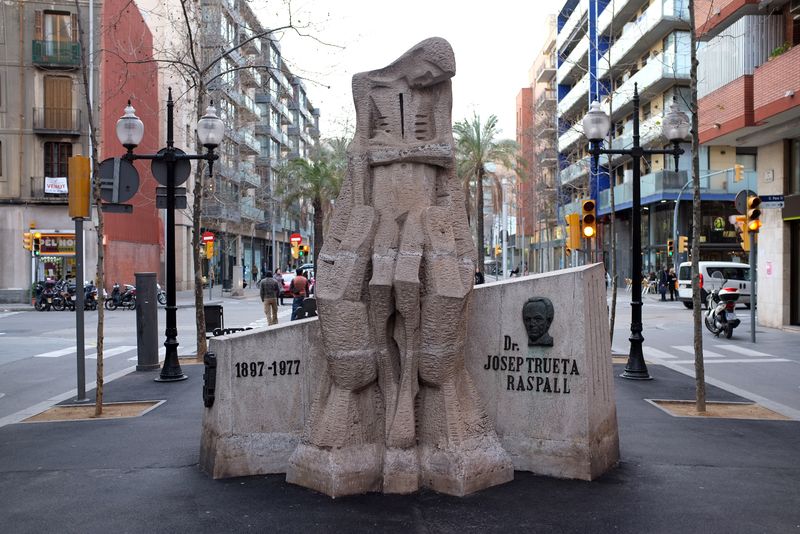 <div class='imageHoverDetail'>
             <p class='imageHoverTitle twoLineBreak'>Monument al Doctor Josep Trueta de Josep Ricart. Part frontal</p>
             <p class='imageHoverAutor oneLineBreak'>Autor: Vicente Zambrano González</p>
             <button class='imageHoverBtn'>Mostra els detalls de la imatge <span class='sr-only'>Monument al Doctor Josep Trueta de Josep Ricart. Part frontal</span></button>
             </div>