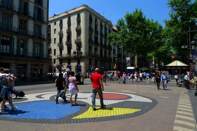 <div class='imageHoverDetail'>
             <p class='imageHoverTitle twoLineBreak'>Pla de la Boqueria a la Rambla</p>
             <p class='imageHoverAutor oneLineBreak'>Autor: Vicente Zambrano González</p>
             <button class='imageHoverBtn'>Mostra els detalls de la imatge <span class='sr-only'>Pla de la Boqueria a la Rambla</span></button>
             </div>