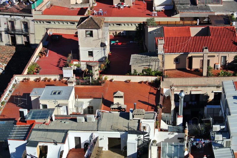 <div class='imageHoverDetail'>
             <p class='imageHoverTitle twoLineBreak'>Terrats de Ciutat Vella</p>
             <p class='imageHoverAutor oneLineBreak'>Autor: Vicente Zambrano González</p>
             <button class='imageHoverBtn'>Mostra els detalls de la imatge <span class='sr-only'>Terrats de Ciutat Vella</span></button>
             </div>