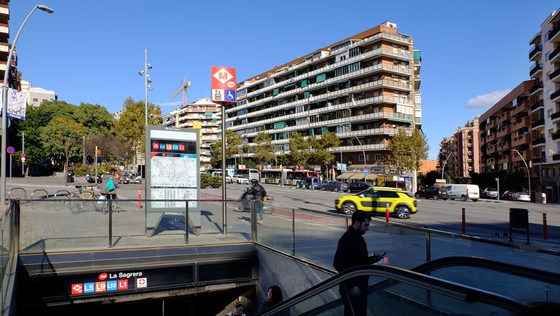 <div class='imageHoverDetail'>
             <p class='imageHoverTitle twoLineBreak'>Avinguda Meridiana, tram entre els carrers de Las Navas de Tolosa i de Felip ...</p>
             <p class='imageHoverAutor oneLineBreak'>Autor: Vicente Zambrano González</p>
             <button class='imageHoverBtn'>Mostra els detalls de la imatge <span class='sr-only'>Avinguda Meridiana, tram entre els carrers de Las Navas de Tolosa i de Felip ...</span></button>
             </div>