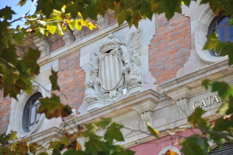 <div class='imageHoverDetail'>
             <p class='imageHoverTitle twoLineBreak'>Diada Nacional de Catalunya 2012. Escut de pedra a la façana del Parlament de...</p>
             <p class='imageHoverAutor oneLineBreak'>Autor: Antonio Lajusticia Bueno</p>
             <button class='imageHoverBtn'>Mostra els detalls de la imatge <span class='sr-only'>Diada Nacional de Catalunya 2012. Escut de pedra a la façana del Parlament de...</span></button>
             </div>