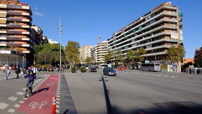 <div class='imageHoverDetail'>
             <p class='imageHoverTitle twoLineBreak'>Avinguda Meridiana, tram central entre els carrers de Las Navas de Tolosa i d...</p>
             <p class='imageHoverAutor oneLineBreak'>Autor: Vicente Zambrano González</p>
             <button class='imageHoverBtn'>Mostra els detalls de la imatge <span class='sr-only'>Avinguda Meridiana, tram central entre els carrers de Las Navas de Tolosa i d...</span></button>
             </div>