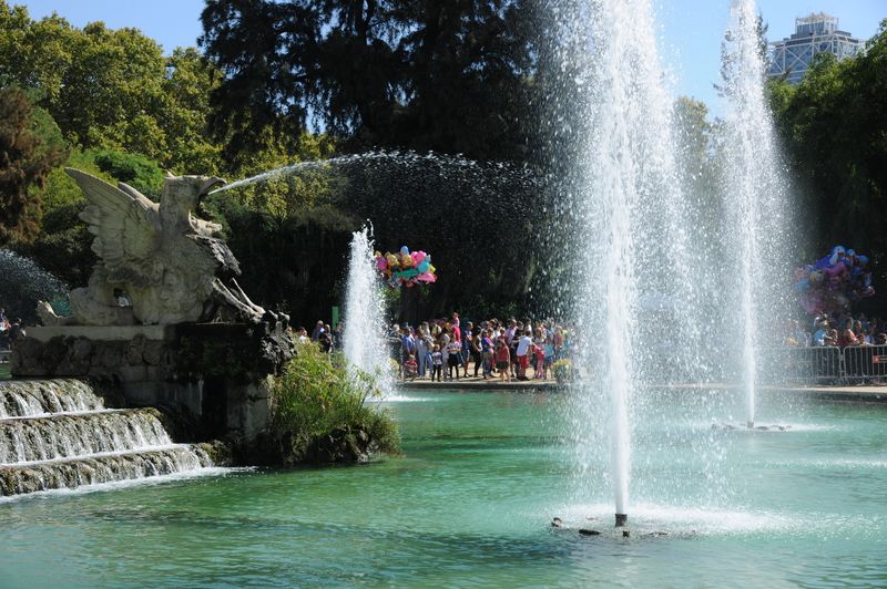 <div class='imageHoverDetail'>
             <p class='imageHoverTitle twoLineBreak'>Festes de la Mercè. Ciutadella. Cascada</p>
             <p class='imageHoverAutor oneLineBreak'>Autor: Antonio Lajusticia Bueno</p>
             <button class='imageHoverBtn'>Mostra els detalls de la imatge <span class='sr-only'>Festes de la Mercè. Ciutadella. Cascada</span></button>
             </div>