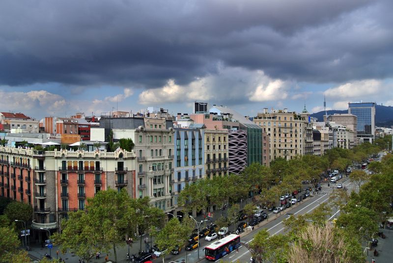 <div class='imageHoverDetail'>
             <p class='imageHoverTitle twoLineBreak'>Passeig de Gràcia ennuvolat</p>
             <p class='imageHoverAutor oneLineBreak'>Autor: Vicente Zambrano González</p>
             <button class='imageHoverBtn'>Mostra els detalls de la imatge <span class='sr-only'>Passeig de Gràcia ennuvolat</span></button>
             </div>