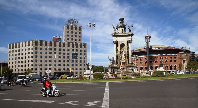 <div class='imageHoverDetail'>
             <p class='imageHoverTitle twoLineBreak'>Plaça d'Espanya amb la Font dels Tres Mars,  l'Hotel Plaza i el centre comerc...</p>
             <p class='imageHoverAutor oneLineBreak'>Autor: Antonio Lajusticia Bueno</p>
             <button class='imageHoverBtn'>Mostra els detalls de la imatge <span class='sr-only'>Plaça d'Espanya amb la Font dels Tres Mars,  l'Hotel Plaza i el centre comerc...</span></button>
             </div>