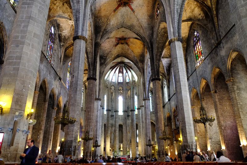 <div class='imageHoverDetail'>
             <p class='imageHoverTitle twoLineBreak'>Església de Santa Maria del Mar. Vista de la volta de creueria de la nau central</p>
             <p class='imageHoverAutor oneLineBreak'>Autor: Vicente Zambrano González</p>
             <button class='imageHoverBtn'>Mostra els detalls de la imatge <span class='sr-only'>Església de Santa Maria del Mar. Vista de la volta de creueria de la nau central</span></button>
             </div>