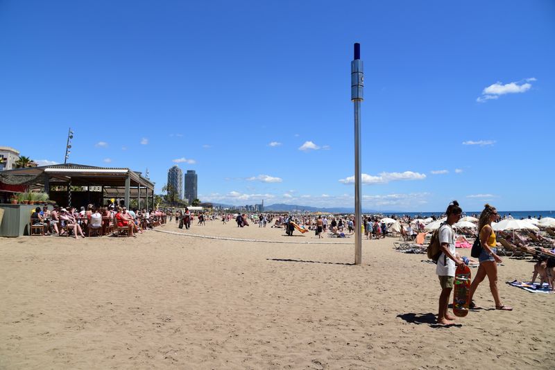 <div class='imageHoverDetail'>
             <p class='imageHoverTitle twoLineBreak'>Platja de la Barceloneta</p>
             <p class='imageHoverAutor oneLineBreak'>Autor: Antonio Lajusticia Bueno</p>
             <button class='imageHoverBtn'>Mostra els detalls de la imatge <span class='sr-only'>Platja de la Barceloneta</span></button>
             </div>