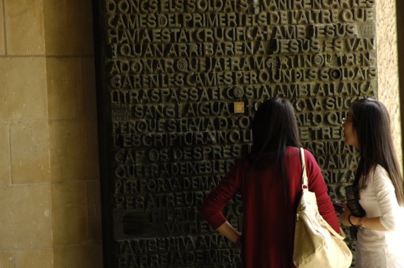 <div class='imageHoverDetail'>
             <p class='imageHoverTitle twoLineBreak'>Sagrada Família. Porta de bronze</p>
             <p class='imageHoverAutor oneLineBreak'>Autor: Antonio Lajusticia Bueno</p>
             <button class='imageHoverBtn'>Mostra els detalls de la imatge <span class='sr-only'>Sagrada Família. Porta de bronze</span></button>
             </div>