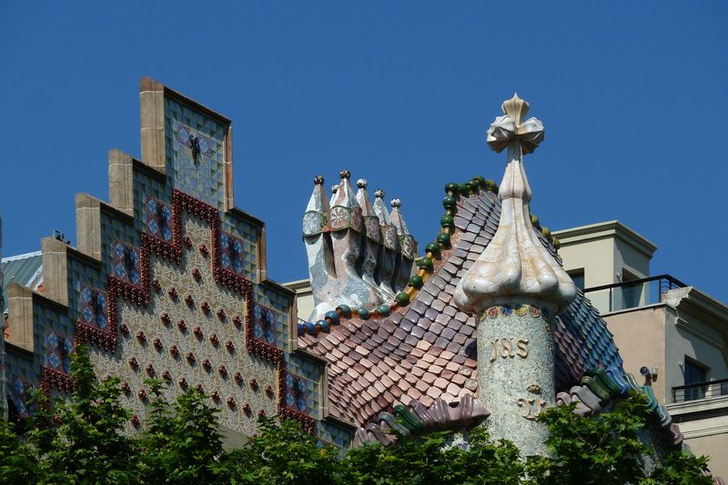 <div class='imageHoverDetail'>
             <p class='imageHoverTitle twoLineBreak'>Casa Batlló i Casa Amatller</p>
             <p class='imageHoverAutor oneLineBreak'>Autor: Vicente Zambrano González</p>
             <button class='imageHoverBtn'>Mostra els detalls de la imatge <span class='sr-only'>Casa Batlló i Casa Amatller</span></button>
             </div>