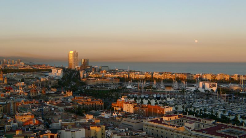 <div class='imageHoverDetail'>
             <p class='imageHoverTitle twoLineBreak'>Vista parcial del litoral de Barcelona des del Port Vell</p>
             <p class='imageHoverAutor oneLineBreak'>Autor: Vicente Zambrano González</p>
             <button class='imageHoverBtn'>Mostra els detalls de la imatge <span class='sr-only'>Vista parcial del litoral de Barcelona des del Port Vell</span></button>
             </div>