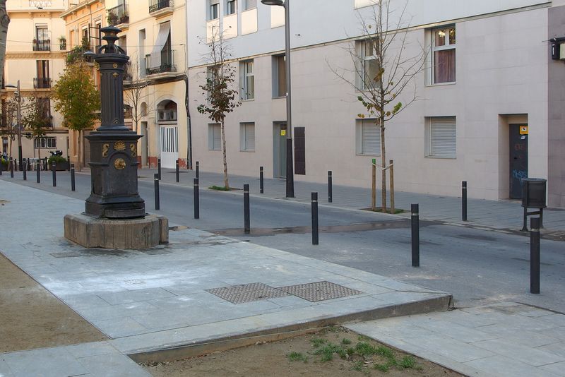 <div class='imageHoverDetail'>
             <p class='imageHoverTitle twoLineBreak'>Plaça d'Herenni. Urbanització al voltant d'una font</p>
             <p class='imageHoverAutor oneLineBreak'>Autor: Vicente Zambrano González</p>
             <button class='imageHoverBtn'>Mostra els detalls de la imatge <span class='sr-only'>Plaça d'Herenni. Urbanització al voltant d'una font</span></button>
             </div>