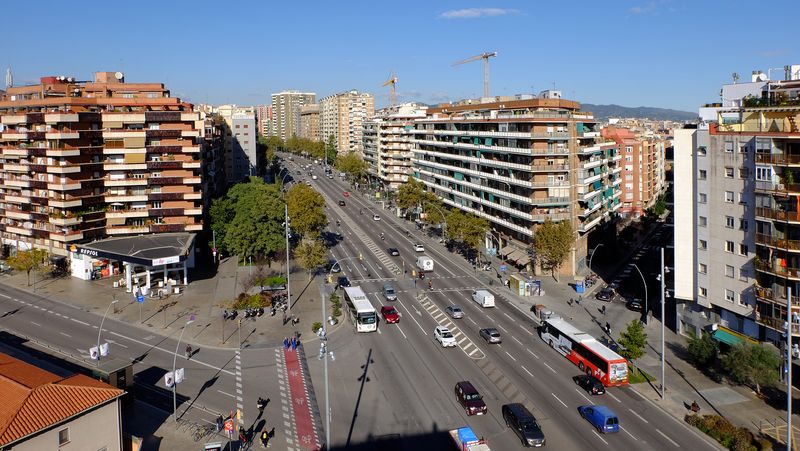 <div class='imageHoverDetail'>
             <p class='imageHoverTitle twoLineBreak'>Avinguda Meridiana, tram entre els carrers de Las Navas de Tolosa i de Felip ...</p>
             <p class='imageHoverAutor oneLineBreak'>Autor: Vicente Zambrano González</p>
             <button class='imageHoverBtn'>Mostra els detalls de la imatge <span class='sr-only'>Avinguda Meridiana, tram entre els carrers de Las Navas de Tolosa i de Felip ...</span></button>
             </div>