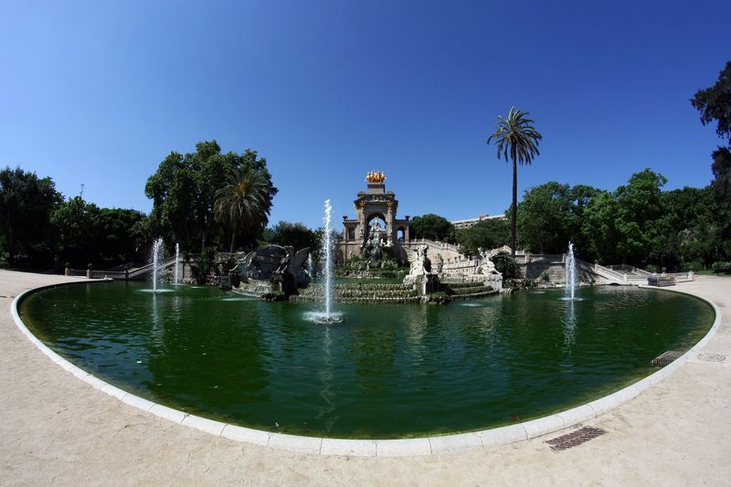 <div class='imageHoverDetail'>
             <p class='imageHoverTitle twoLineBreak'>Cascada monumental del parc de la Ciutadella</p>
             <p class='imageHoverAutor oneLineBreak'>Autor: Vicente Zambrano González</p>
             <button class='imageHoverBtn'>Mostra els detalls de la imatge <span class='sr-only'>Cascada monumental del parc de la Ciutadella</span></button>
             </div>