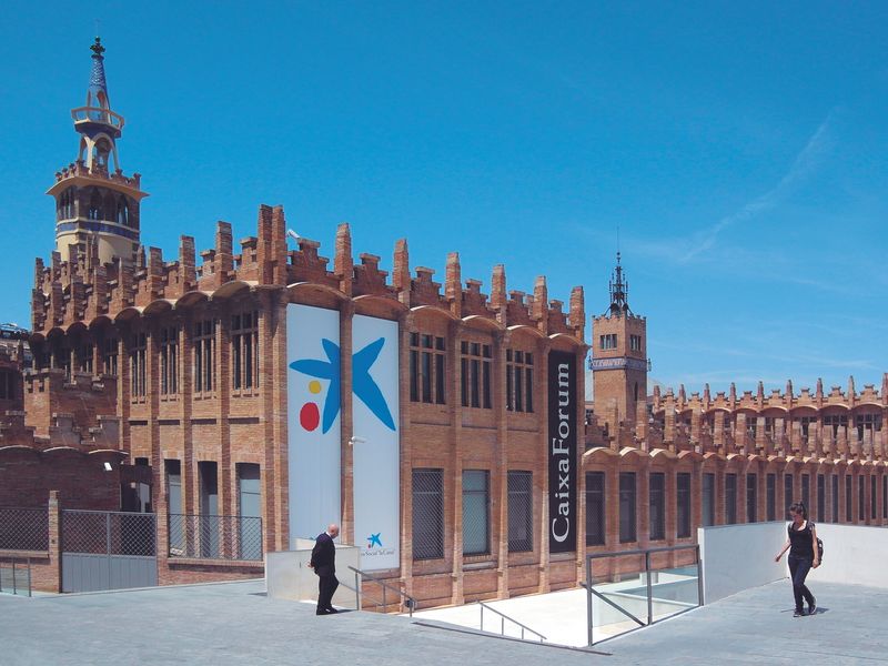 <div class='imageHoverDetail'>
             <p class='imageHoverTitle twoLineBreak'>Fàbrica Casaramona. Seu de CaixaForum Barcelona</p>
             <p class='imageHoverAutor oneLineBreak'>Autor: Antonio Lajusticia Bueno</p>
             <button class='imageHoverBtn'>Mostra els detalls de la imatge <span class='sr-only'>Fàbrica Casaramona. Seu de CaixaForum Barcelona</span></button>
             </div>