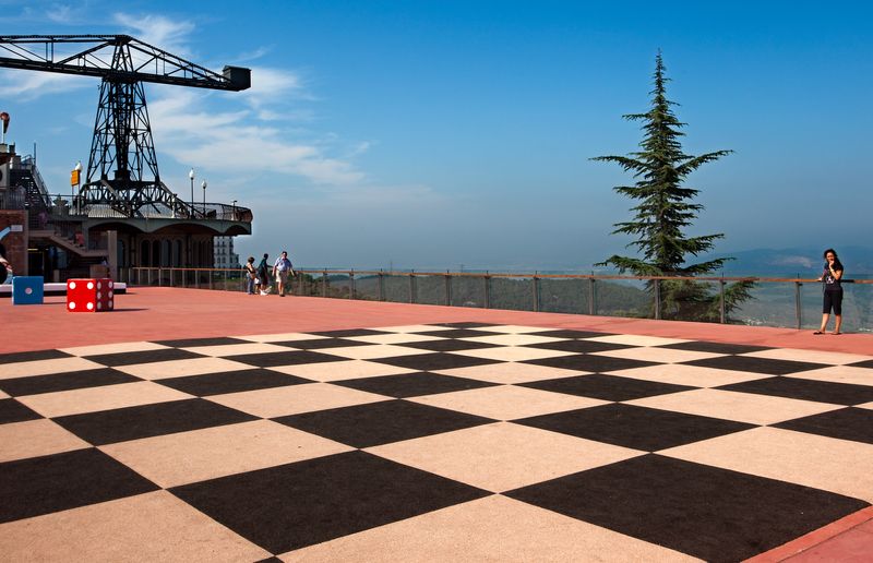 <div class='imageHoverDetail'>
             <p class='imageHoverTitle twoLineBreak'>Parc d'Atraccions del Tibidabo</p>
             <p class='imageHoverAutor oneLineBreak'>Autor: Pepe Navarro</p>
             <button class='imageHoverBtn'>Mostra els detalls de la imatge <span class='sr-only'>Parc d'Atraccions del Tibidabo</span></button>
             </div>