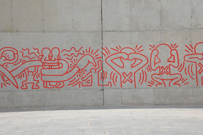 <div class='imageHoverDetail'>
             <p class='imageHoverTitle twoLineBreak'>Mural contra la sida de Keith Haring</p>
             <p class='imageHoverAutor oneLineBreak'>Autor: Antonio Lajusticia Bueno</p>
             <button class='imageHoverBtn'>Mostra els detalls de la imatge <span class='sr-only'>Mural contra la sida de Keith Haring</span></button>
             </div>