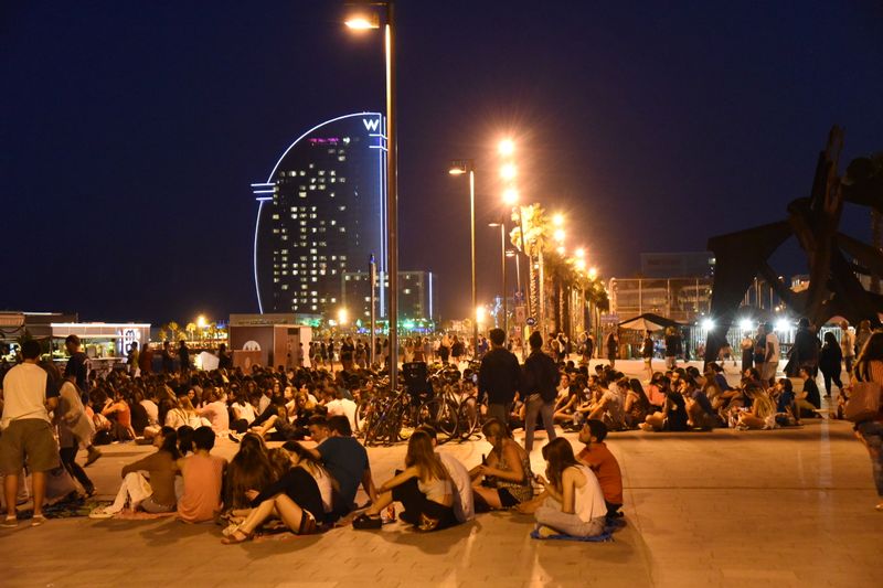 <div class='imageHoverDetail'>
             <p class='imageHoverTitle twoLineBreak'>Cinema a la platja de Sant Sebastià a l'estiu</p>
             <p class='imageHoverAutor oneLineBreak'>Autor: Antonio Lajusticia Bueno</p>
             <button class='imageHoverBtn'>Mostra els detalls de la imatge <span class='sr-only'>Cinema a la platja de Sant Sebastià a l'estiu</span></button>
             </div>