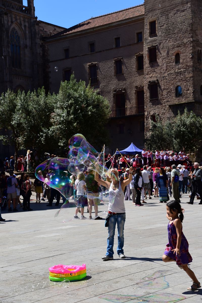 <div class='imageHoverDetail'>
             <p class='imageHoverTitle twoLineBreak'>Avinguda de la Catedral de Barcelona. Espectacle de bombolles</p>
             <p class='imageHoverAutor oneLineBreak'>Autor: Antonio Lajusticia Bueno</p>
             <button class='imageHoverBtn'>Mostra els detalls de la imatge <span class='sr-only'>Avinguda de la Catedral de Barcelona. Espectacle de bombolles</span></button>
             </div>