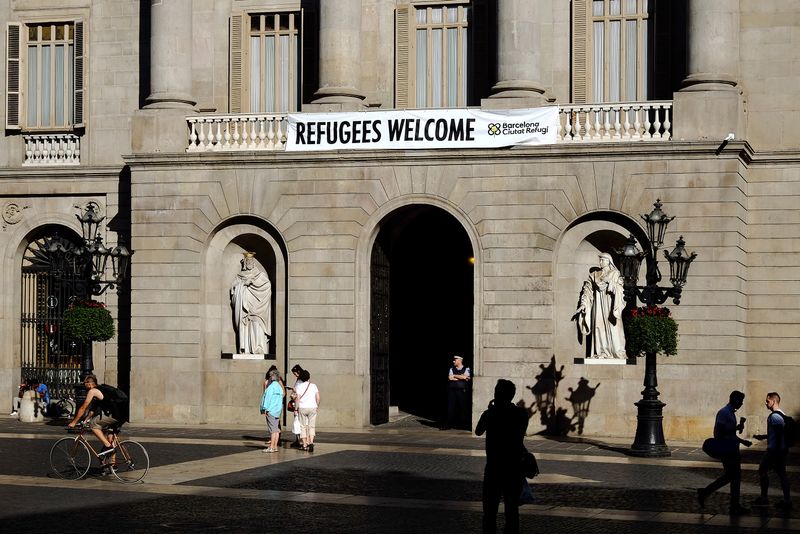 <div class='imageHoverDetail'>
             <p class='imageHoverTitle twoLineBreak'>Façana de l'Ajuntament de Barcelona amb la pancarta "Refugees welcome"</p>
             <p class='imageHoverAutor oneLineBreak'>Autor: Vicente Zambrano González</p>
             <button class='imageHoverBtn'>Mostra els detalls de la imatge <span class='sr-only'>Façana de l'Ajuntament de Barcelona amb la pancarta "Refugees welcome"</span></button>
             </div>