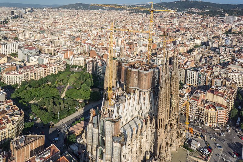 <div class='imageHoverDetail'>
             <p class='imageHoverTitle twoLineBreak'>Sagrada Família vista des de l'aire</p>
             <p class='imageHoverAutor oneLineBreak'>Autor: AL PHT Air Picture TAVISA</p>
             <button class='imageHoverBtn'>Mostra els detalls de la imatge <span class='sr-only'>Sagrada Família vista des de l'aire</span></button>
             </div>