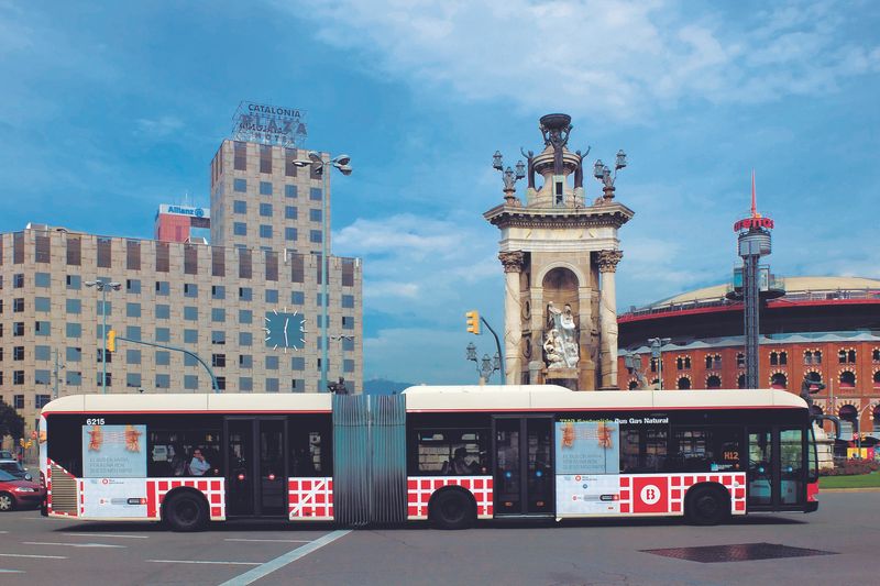 <div class='imageHoverDetail'>
             <p class='imageHoverTitle twoLineBreak'>Autobús articulat passant per la plaça d'Espanya</p>
             <p class='imageHoverAutor oneLineBreak'>Autor: Vicente Zambrano González</p>
             <button class='imageHoverBtn'>Mostra els detalls de la imatge <span class='sr-only'>Autobús articulat passant per la plaça d'Espanya</span></button>
             </div>